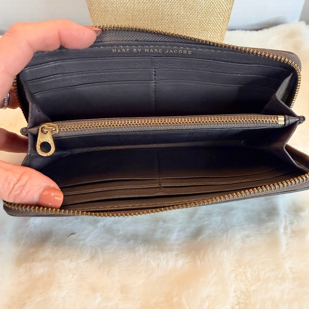 Marc By Marc Jacobs Black Wallet with Gold Plate - Picture 7 of 15